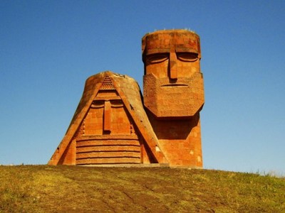 В Азербайджане недовольны Францией за готовность оказать Нагорному Карабаху гуманитарную помощь