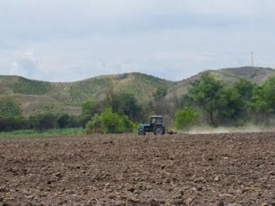 Azerbaijanis shoot at Artsakh civilian working in field