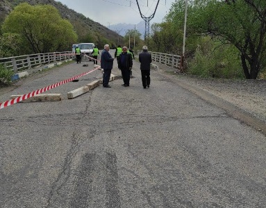 Getap bridge in risk of collapse, traffic becomes one-way