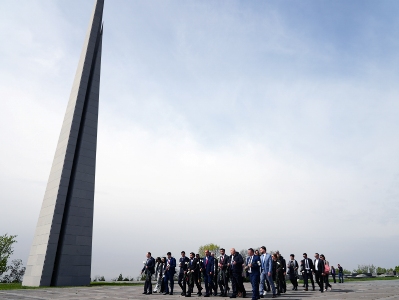 Mayor of France’s Lyon pays tribute to Armenian Genocide victims, Karabakh wars’ martyrs