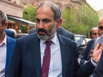 Մալիշկա գյուղում կինն անձրևանոցը նետել է Փաշինյանի ուղղությամբ. նա բերման է ենթարկվել