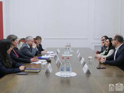 ԵԽ երևանյան գրասենյակի ղեկավար Մարտինա Շմիդտը Թագուհի Թովմասյանին է նվիրել Տիգրան Սարգսյանի «Չմատնող կանայք» գիրքը
