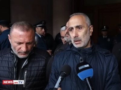 «24 ժամ մնալու ենք էստեղ». Զոհվածների ծնողները նստացույց են անում ՔԿ–ի դիմաց