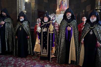 Կաթողիկոսի նախագահությամբ կատարվեց հոգեհանգստյան կարգ հայրենյաց պաշտպանների հոգիների խաղաղության համար