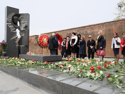 «Ապրելու երկիր» կուսակցության թիմը Կոմիտասի անվան Պանթեոնում հարգանքի տուրք է մատուցել Կարեն Դեմիրճյանի հիշատակին