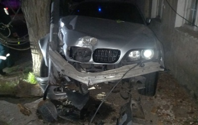 Երևանում «BMW»-ն բախվել արտաքին լուսավորման սյանը` հայտնվելով տան պատի և ծառի արանքում