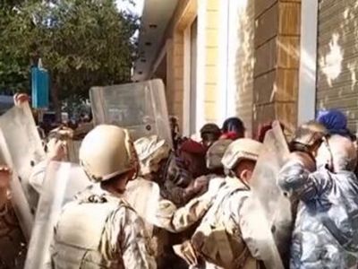 Clashes in Lebanon: Protesters tried to climb over the fences around the government building