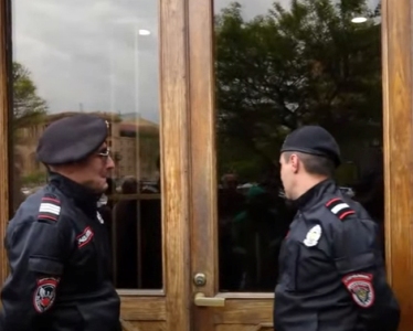 Восемь жителей квартала Фирдоуси проводят встречу в Правительстве Армении