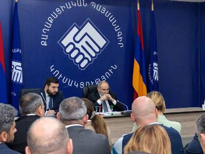 Пашинян проводит закрытое обсуждение в центральном офисе правящей партии