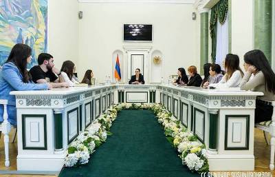 «Հրապարակ». «Եկեք, հետեւեք, տեսեք, թե ում հետ եւ ոնց է գալիս համալսարան»