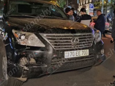 Бронирванный «Lexus» в Ереване сбил двух полицейских, водитель попытался скрыться