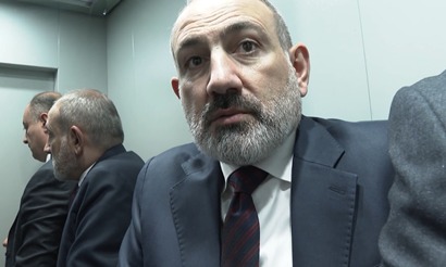«Իյա, սենց խոսալով ա». Փաշինյանը Մեծամորում բարձրահարկ շենքում վերելակ փորձարկեց