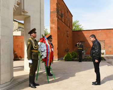 Karabakh president pays tribute to Armenian Genocide victims