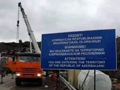 Ադրբեջանցիները Հակարիի կամրջի մոտ «Դուք մուտք եք գործում Ադրբեջանի Հանրապետության տարածք» գրությամբ ցուցանակ են դրել