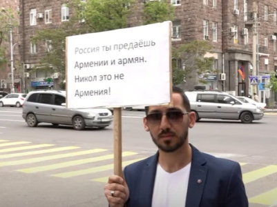 Назвавший Пашиняна «предателем» молодой человек провел акцию перед зданиями правительства Армении и посольств