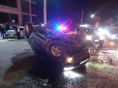 Գյումրիում Jeep Grand Cherokee մակնիշի ավտոմեքենան դուրս է եկել երթևեկելի հատվածից և շրջվել