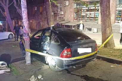 В Ереване автомобиль врезался в столб: есть пострадавшие
