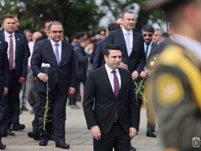 ՀՀ բարձրաստիճան ղեկավարությունը այցելել է Հաղթանակ զբոսայգի. Դիտել են հայ եւ ռուս զինծառայողների հանդիսավոր քայլերթը