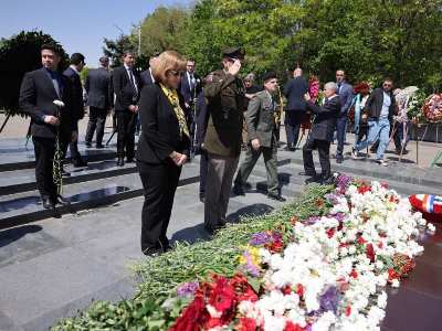 US ambassador to Armenia lays wreath at Eternal Flame in Yerevan’s Victory Park