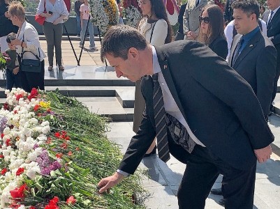 UK chargé d'affaires in Armenia lays wreath at Eternal Flame at Victory Park in Yerevan