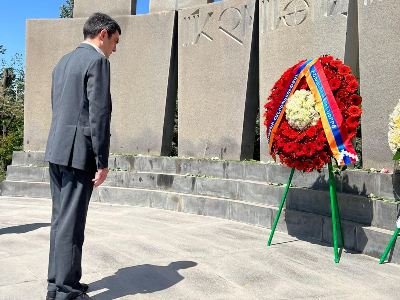 Karabakh FM lays wreath at Yerevan military pantheon (PHOTOS)