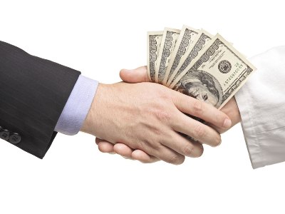 Զորակոչիկին տարկետում տրամադրելու համար կաշառք ստանալու գործով ձերբակալվել է ՊՆ պաշտոնյան եւ կաշառք տված անձը