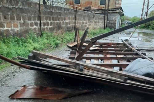 В Гюмри сильным ветром снесло крышу дома