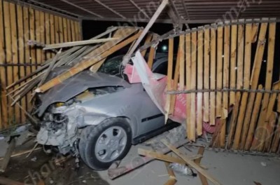 Արմավիրի մարզում բախվել են Opel-ները, որոնցից մեկը մխրճվել է արագ սննդի կետի տարածք. կան վիրավորներ