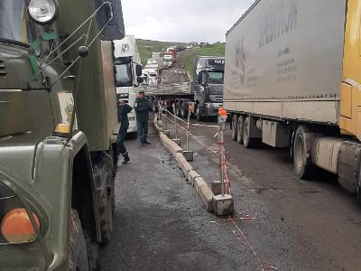 Սյունիքում խափանված բեռնատարը ճանապարհը միակողմանի փակել է (ֆոտո)