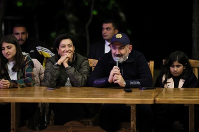 Փաշինյանը տիկնոջ և դստեր հետ հանդիպել է դպրոցականների թիմային խճուղավազքի մրցաշարի մասնակիցներին (ֆոտո)