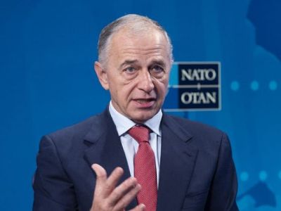 Замгенсека: НАТО придется обсуждать гарантии безопасности для Украины