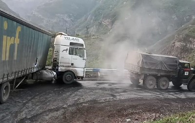 Տաթևի վանքի մոտակայքում բեռնատարը դուրս է եկել ճանապարհից. երթեւեկությունը դարձել է միակողմանի