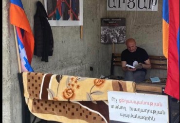 «Փաշինյանն օրինականացնում է Ալիևի կողմից արցախահայության ցեղասպանությունը». Ստեփանակերտում անժամկետ նստացույցի 4-րդ օրը