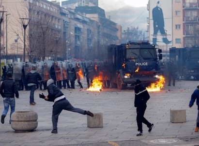 Полиция Косово применила слезоточивый газ против сербов
