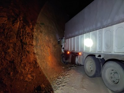 Տաթևի վանքի մոտակայքում բեռնատարը դուրս է եկել երթևեկելի հատվածից, բախվել ժայռին և արգելափակվել ցեխակույտի մեջ