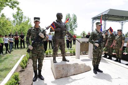 Գյումրիում տեղի ունեցավ հատուկ նշանակության ջոկատի հրամանատար, հետախույզ Հովիկ Սիմոնյանի արձանի բացման արարողությանը