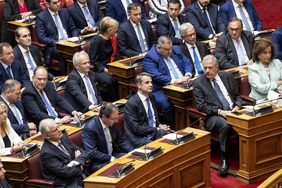 Греческие парламентарии были приведены к присяге, но законодательный орган может быть распущен уже в понедельник