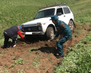 Փրկարարներն ավտոմեքենան դուրս են բերել ճանապարհի երթևեկելի հատված