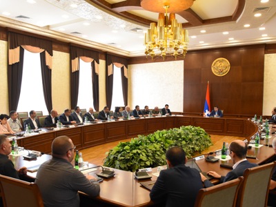 Արցախի նախագահն ընդլայնված խորհրդակցություն է անցկացրել կառավարությունում՝ առկա մարտահրավերների քննարկման նպատակով