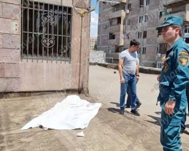 Выбросившаяся из окна вместе с ребенком женщина была в гостях: допрошены ее родственники