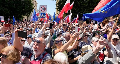 500 mil people rally in Warsaw against government