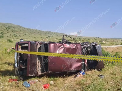 Կոտայքի մարզում բախվել են Infiniti-ն ու «ՎԱԶ 2107»-ը․ վերջինս կողաշրջվելով՝ հայտնվել է դաշտում․ կա 4 վիրավոր