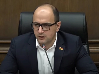 Оппозиционер: Знак «лайка», бутылка самогона, таблетки и большой банан – символы этой власти