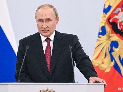 Путин начал выступление на пленарке ПМЭФ