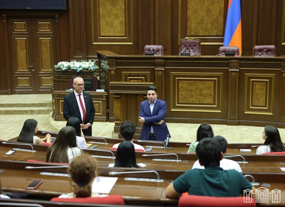 Ալեն Սիմոնյանը հանդիպել է «Հիշատակի գնացք» մշակութային-կրթական նախագծի աշակերտներին