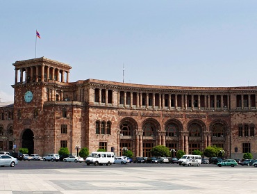 Կառավարության շենքի պատին միզելու համար մի տղամարդու են ձերբակալել