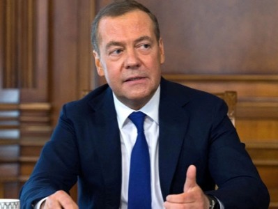 Медведев призвал сплотиться вокруг Путина
