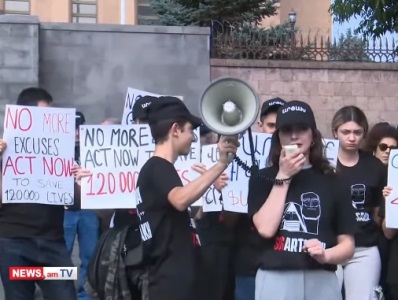 «SOS Artsakh». ՀՅԴ-ի 24-ժամյա նստացույցը շարունակվում է ՀՀ-ում ԱՄՆ, ՌԴ, Ֆրանսիայի եւ ԵՄ դեսպանատների դիմաց