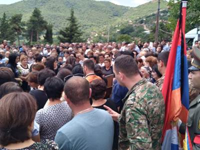 2 Karabakh soldiers killed in Azerbaijan provocation buried (PHOTOS)