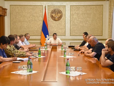 Arayik Harutyunyan held a meeting on security and humanitarian challenges